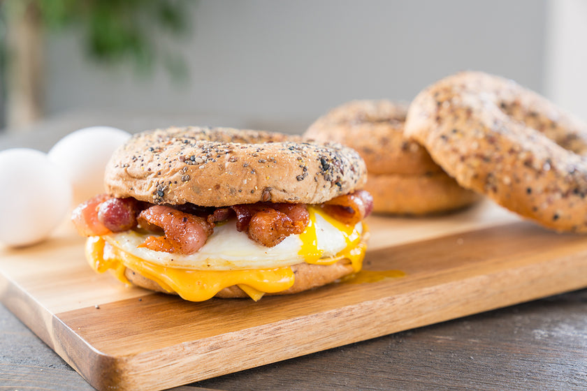 🍳 Egg, Bacon and Cheese Bagel 🥓