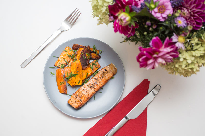 Pepper-Crusted Salmon with Sweet Potato Wedges 🐟